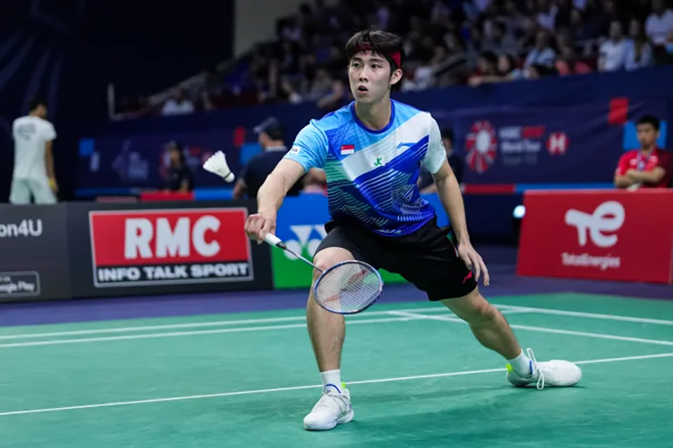 guy playing badminton